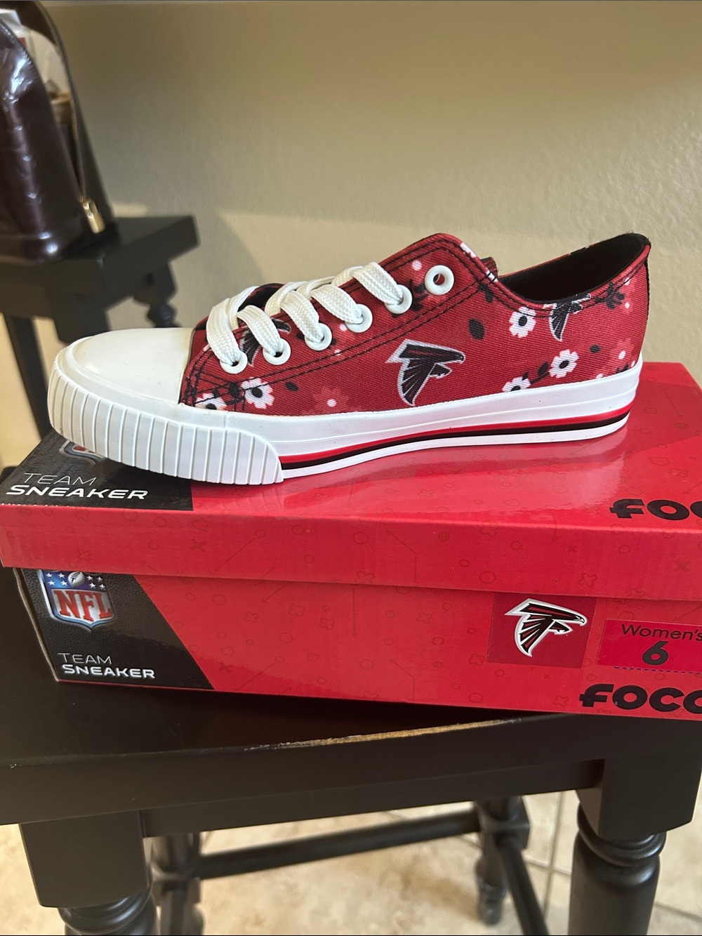 NIB women’s  NFL Red Falcon Low-Top Sneaker 6
